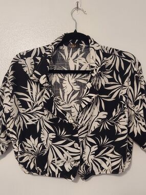 Luz Black & White Tropical Print Cropped Button-Up Women's Top